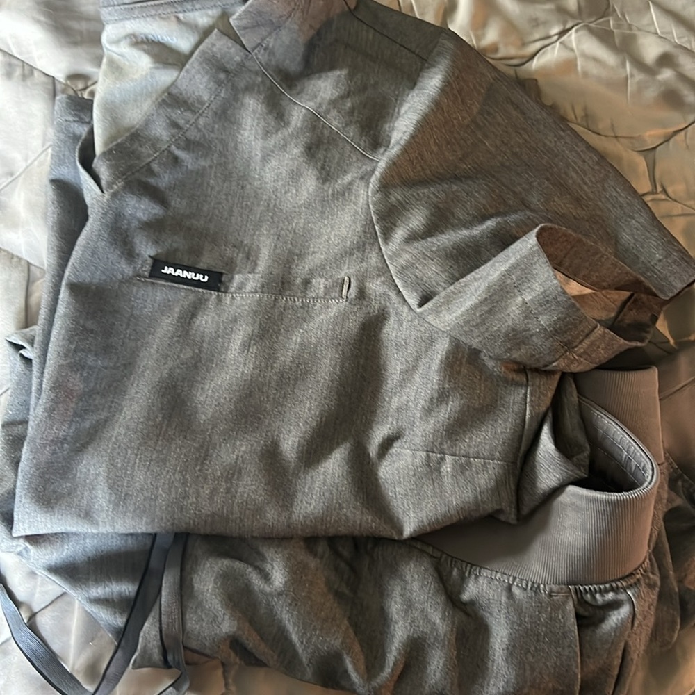 Jaanuu Scrub Set